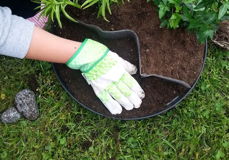 Best Garden Gloves - Closeup on gloves in action